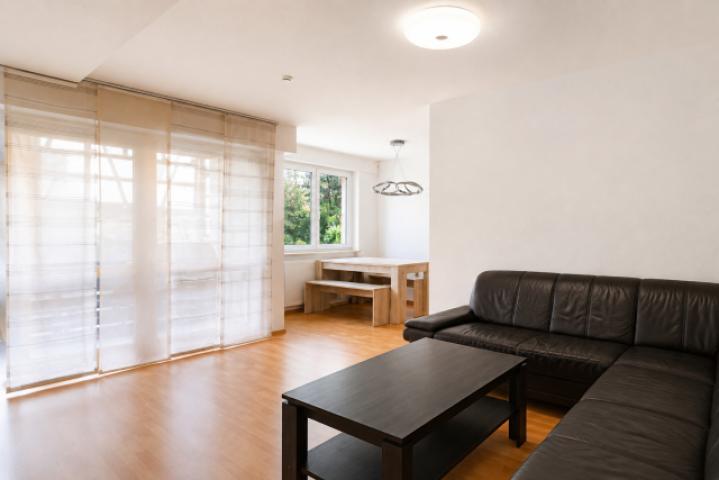 Wohnzimmer mit KI aufgeräumt