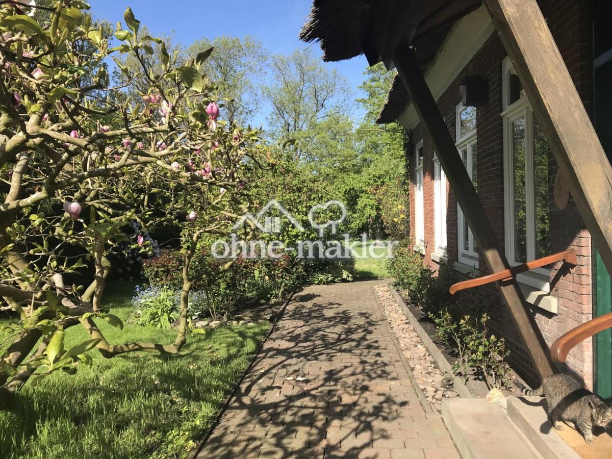 Weg am Haus mit Haupteingang