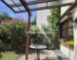 Sonnige Terrasse mit Pergola