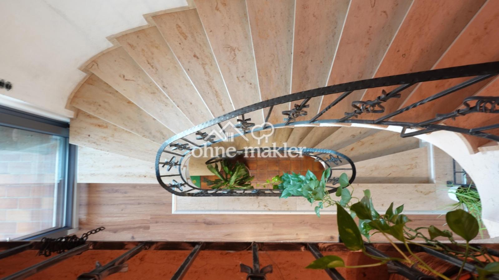 30 Treppe über drei Ebenen