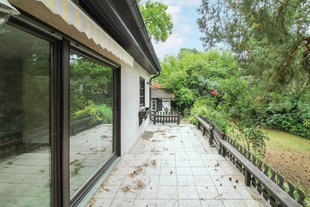 Terrasse mit Weg zu Pool und Garten