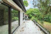 Terrasse mit Weg zu Pool und Garten