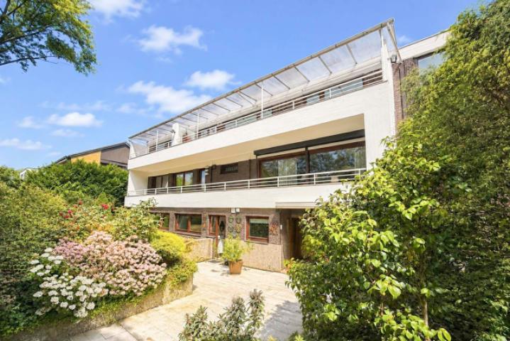 Rückansicht Mehrfamilienhaus mit Terrasse