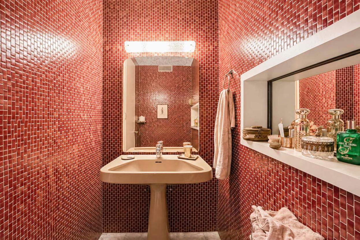 Charakterstarkes Design Gäste WC im Retro-Stil