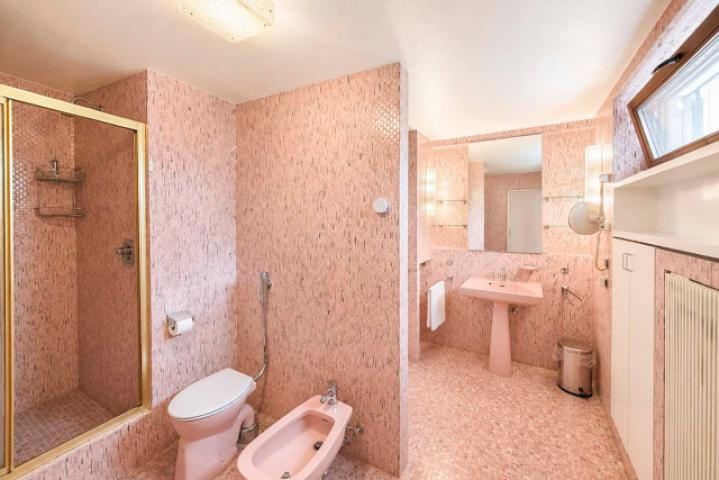 Badezimmer mit kleinen Mosaiksteinen