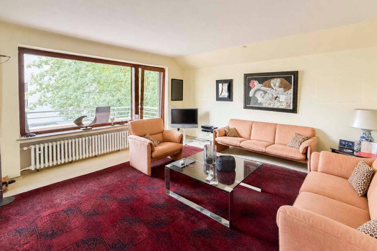 Geräumiges Wohnzimmer mit Balkon 1. Obergeschoss