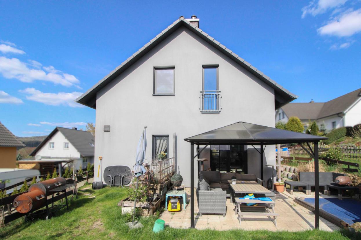 Hausansicht mit Terrasse