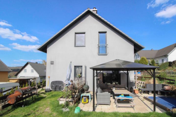 Hausansicht mit Terrasse