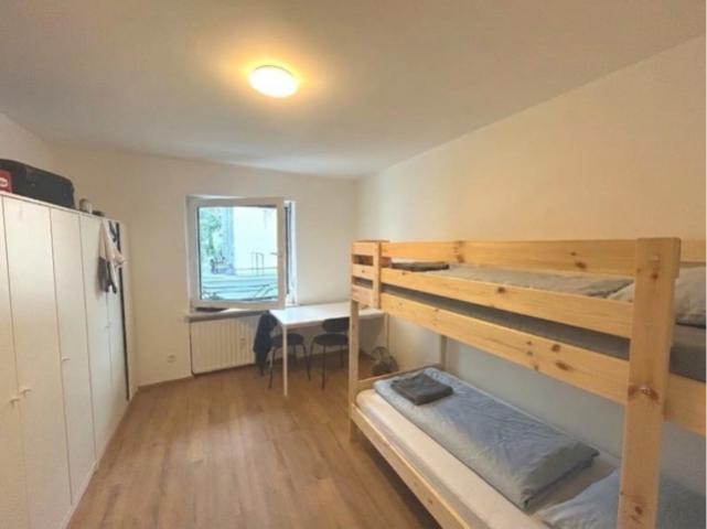 Schlafzimmer 1