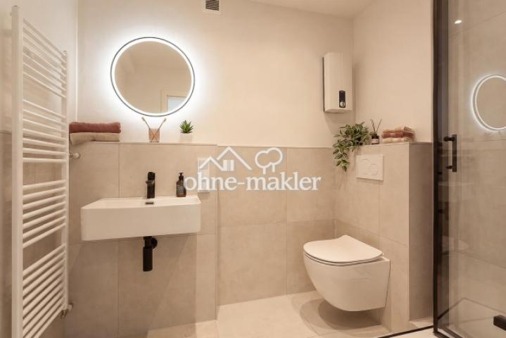 Modernes Bad mit Regendusche
