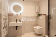 Modernes Bad mit Regendusche