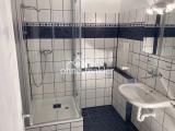 Dusche und Waschbecken