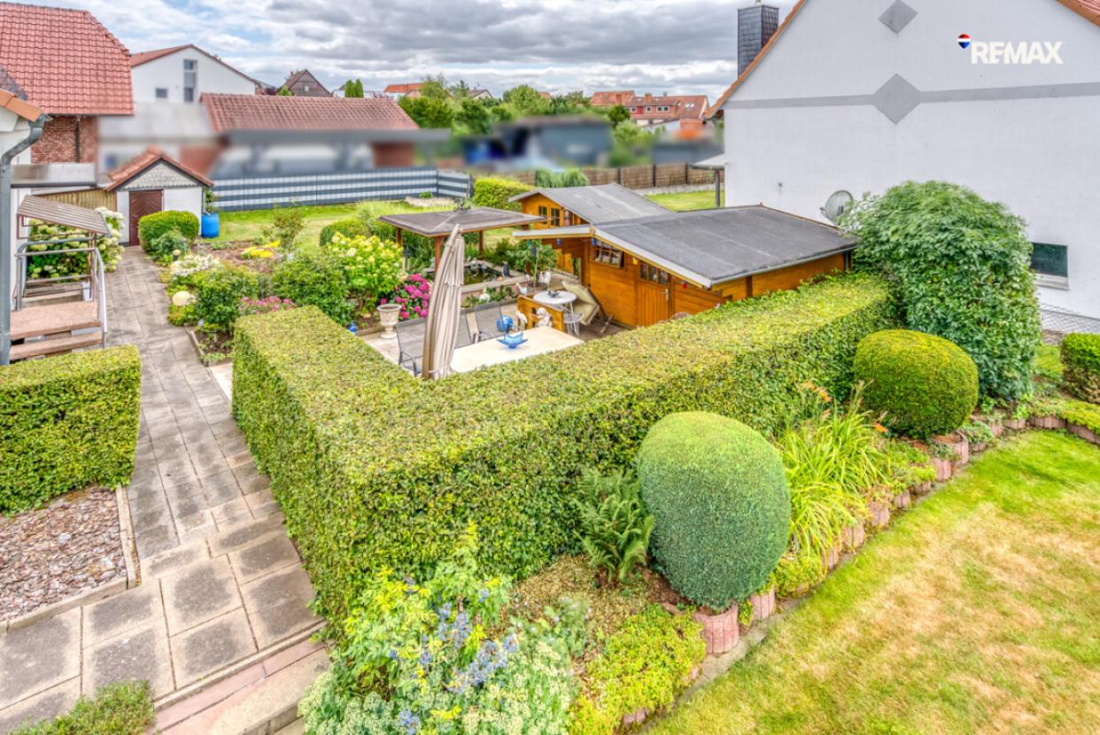 Sonnenterrasse mit Gartenhaus