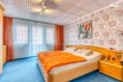 Großzügiges Schlafzimmer mit Balkon