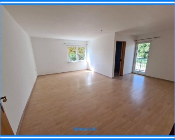 Wohnzimmer mit Zugang zum Balkon