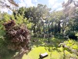 Garten mit See im Hintergrund