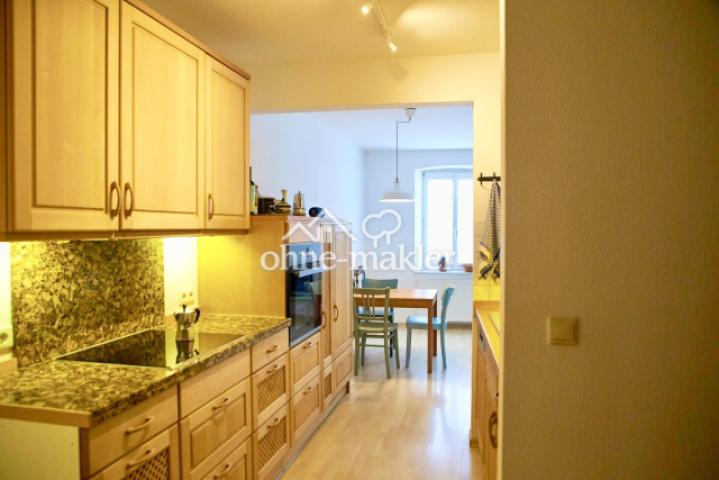 EBK und Blick ins Wohnzimmer