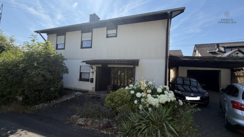 Haus mit Garage und Carport