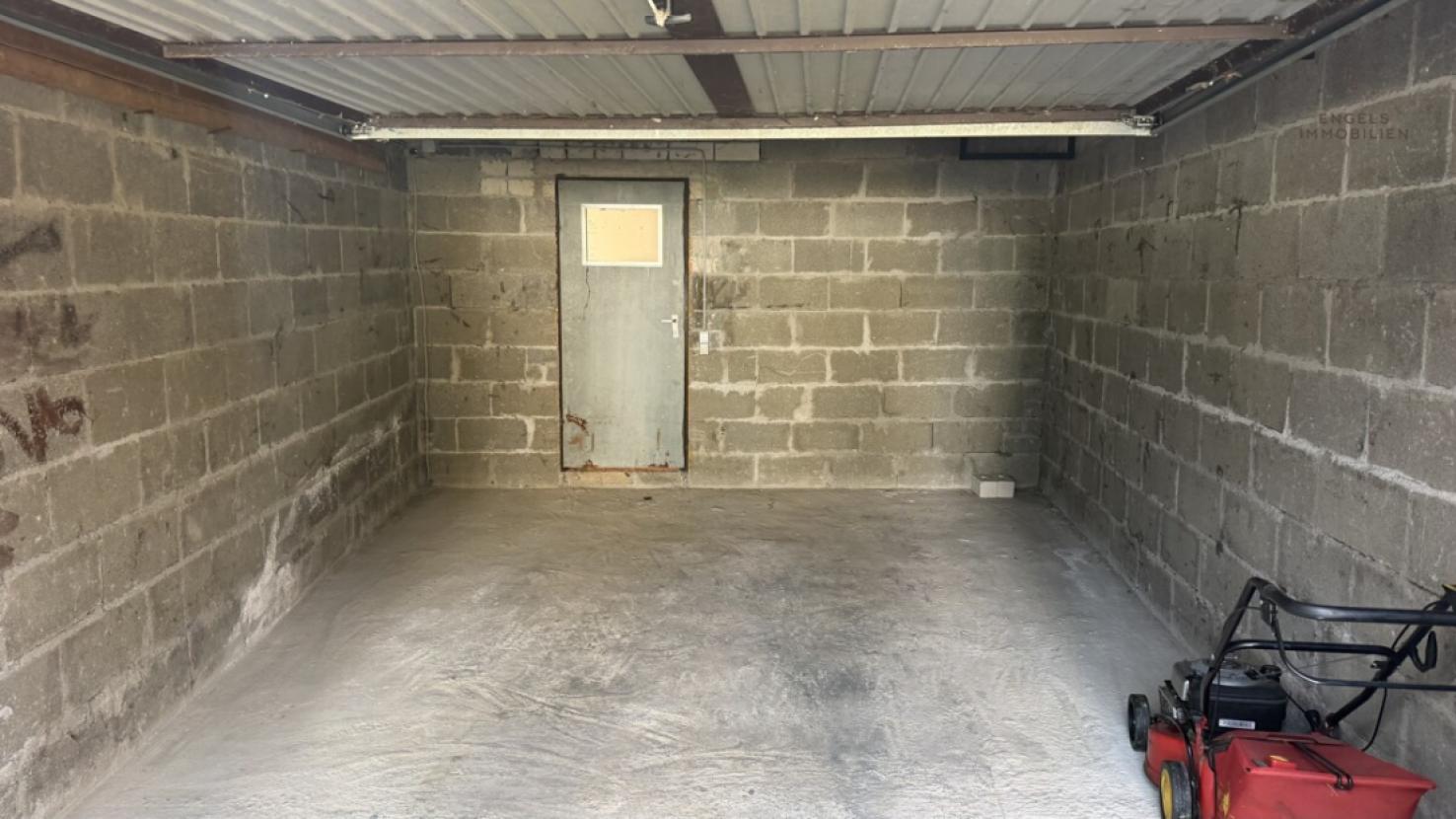 Große Garage mit Nebenraum