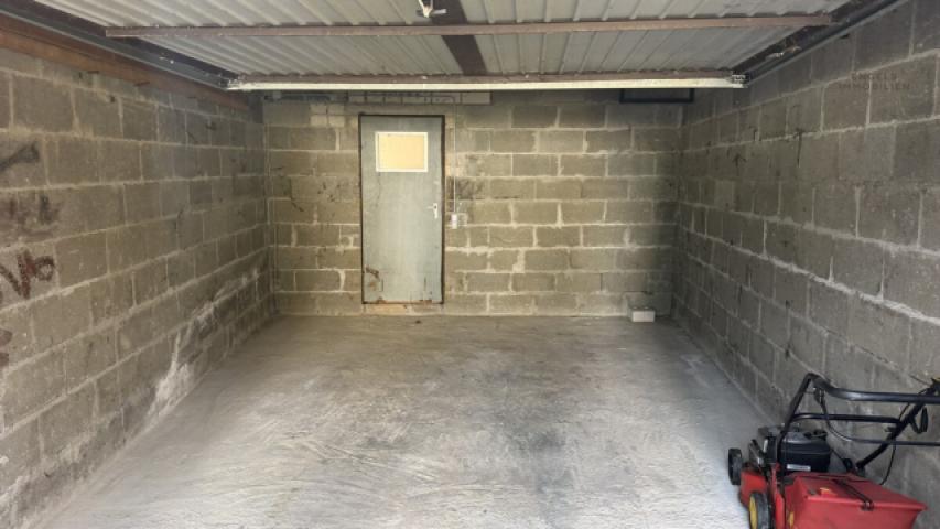 Große Garage mit Nebenraum