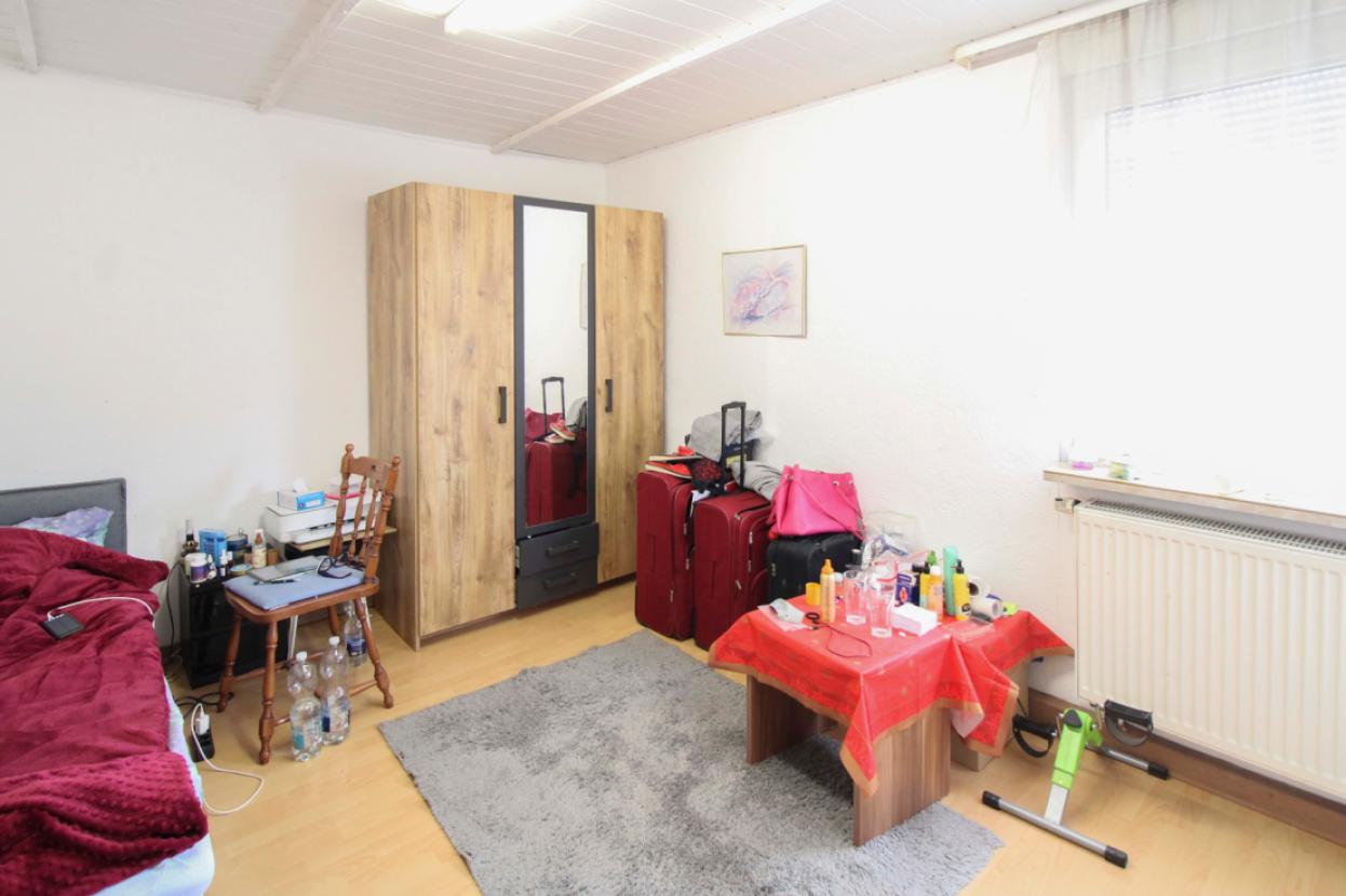 Schlafzimmer 1