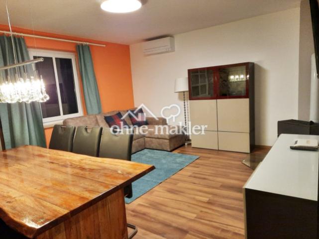 Das geräumige Wohnzimmer