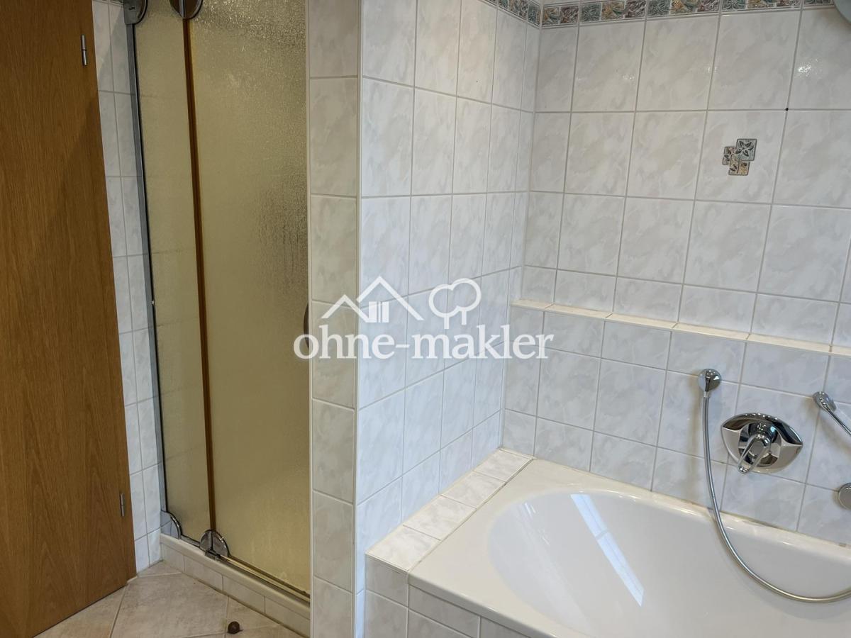 Vollbad mit Dusche, Wanne, WC