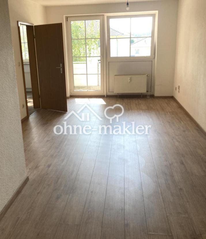 Wohnzimmer mit Balkonzugang