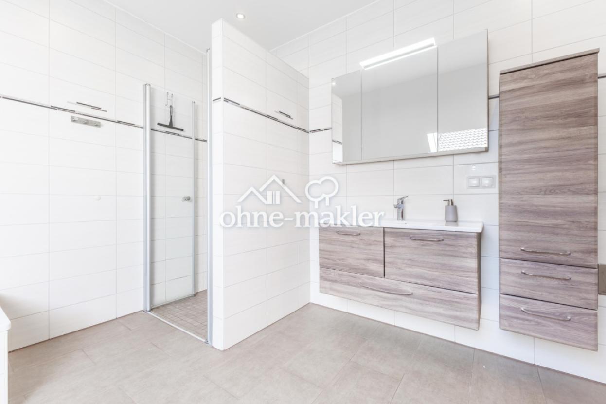 Badezimmer mit Dusche OG