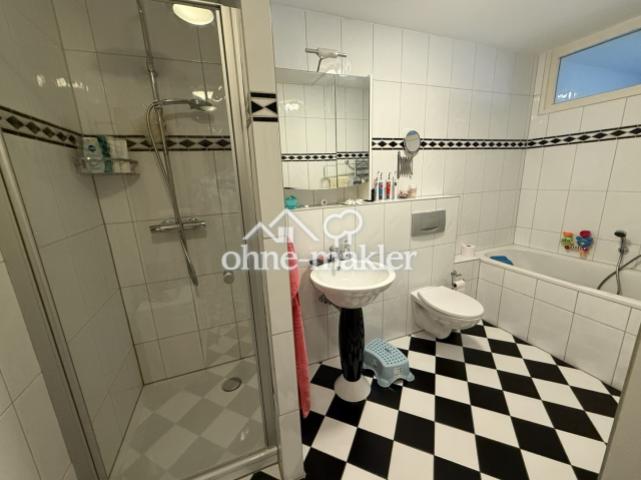 Bad mit Dusche & Wanne