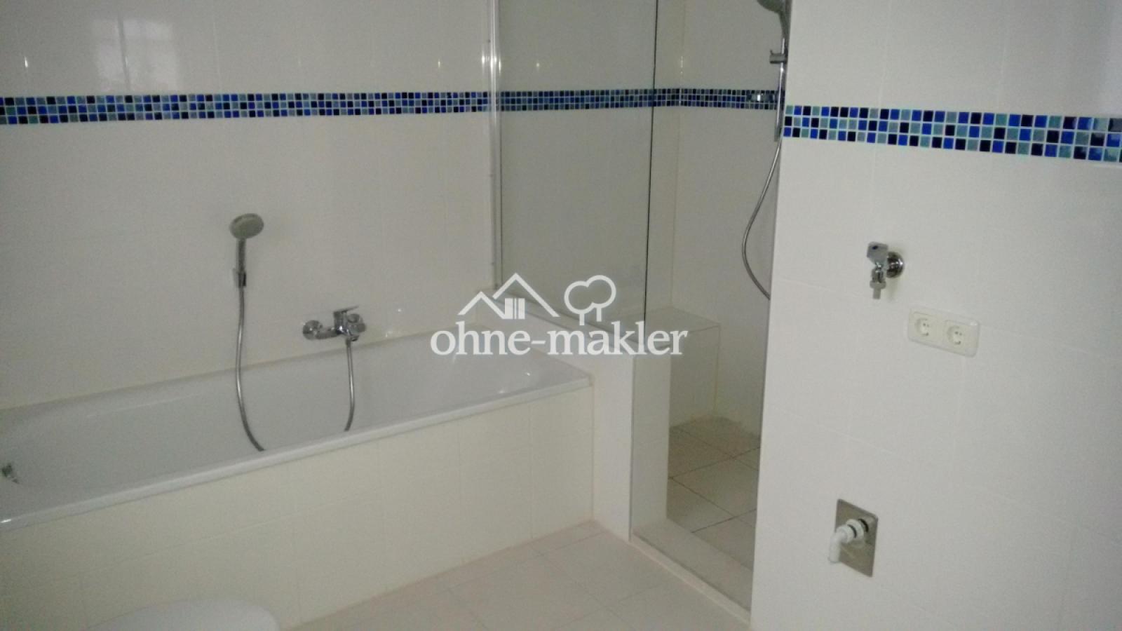 Badezimmer mit Dusche EG