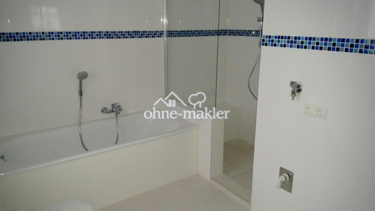 Badezimmer mit Dusche EG