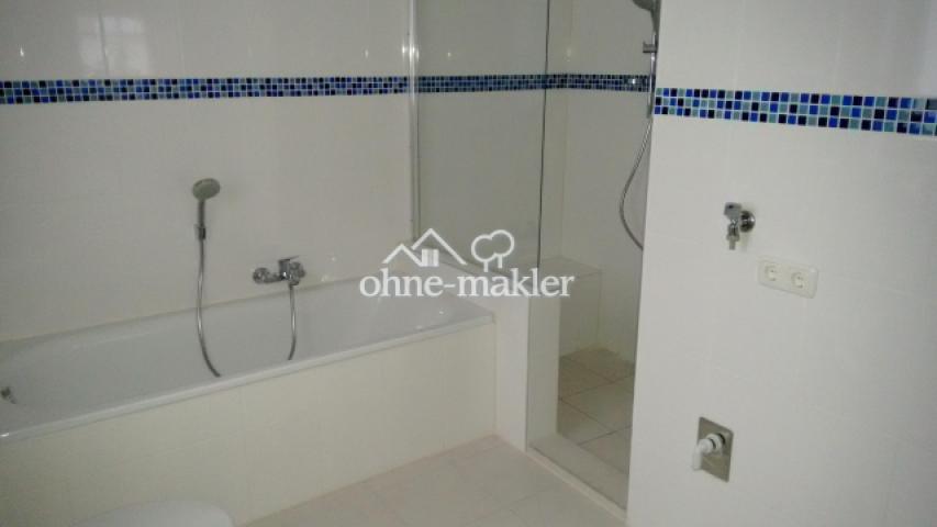Badezimmer mit Dusche EG