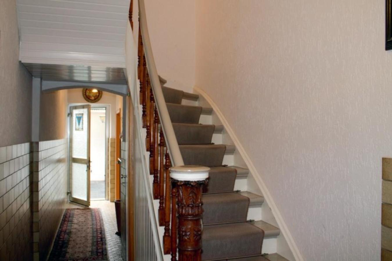 Flur +Treppenhaus Haupthaus EG