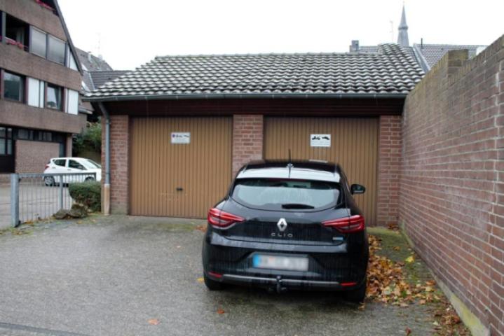 Einzel Garage rechts mit elektrischem Tor