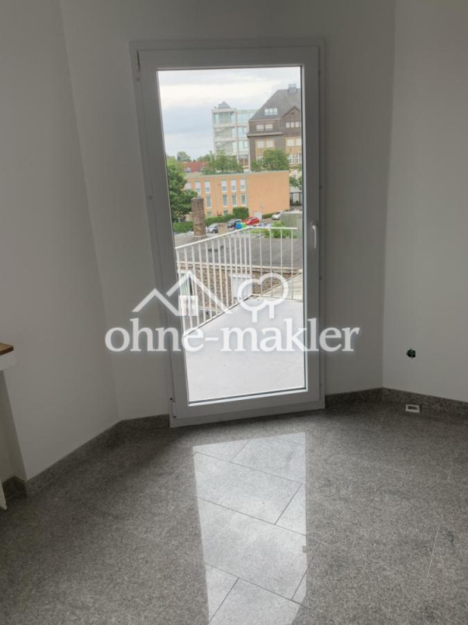 Wohnzimmer mit Balkon
