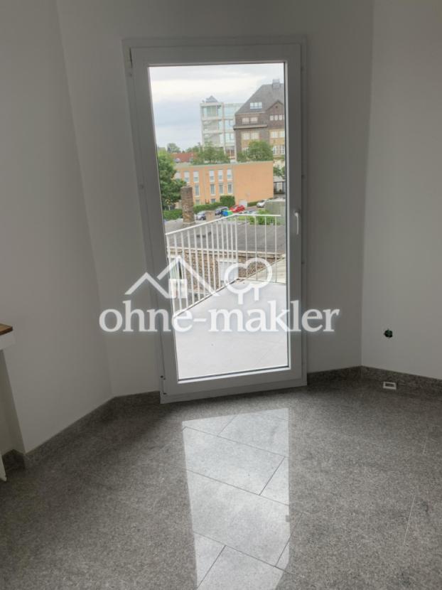 Wohnzimmer mit Balkon