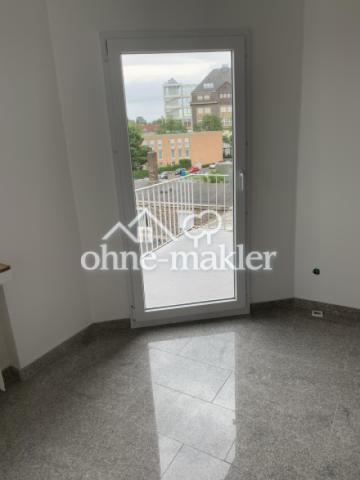 Wohnzimmer mit Balkon