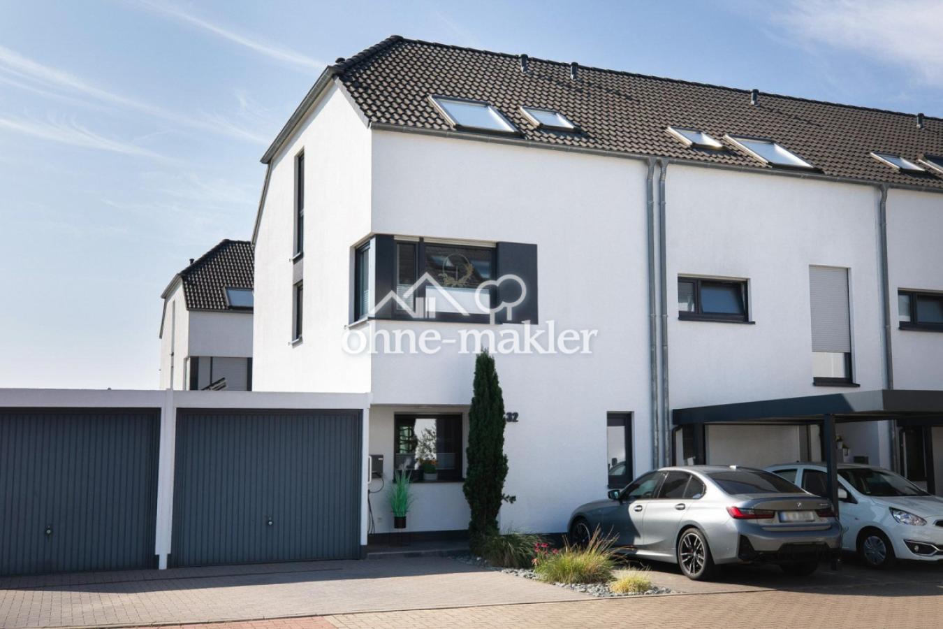 Außenansicht mit einer Garage