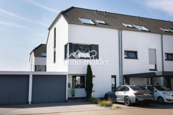 Außenansicht mit einer Garage