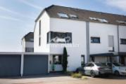 Außenansicht mit einer Garage