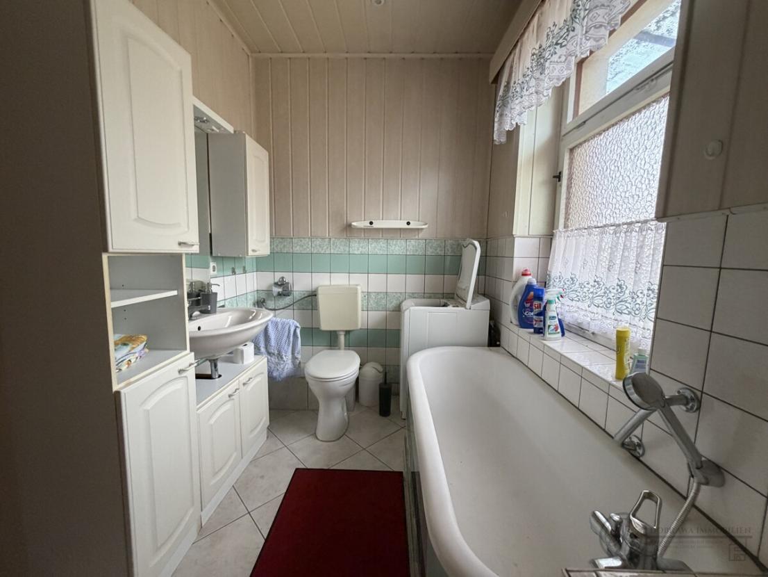 Bad mit Badewanne