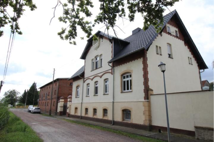 Wohnhaus von Straße aus gesehen