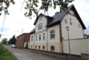 Wohnhaus von Straße aus gesehen