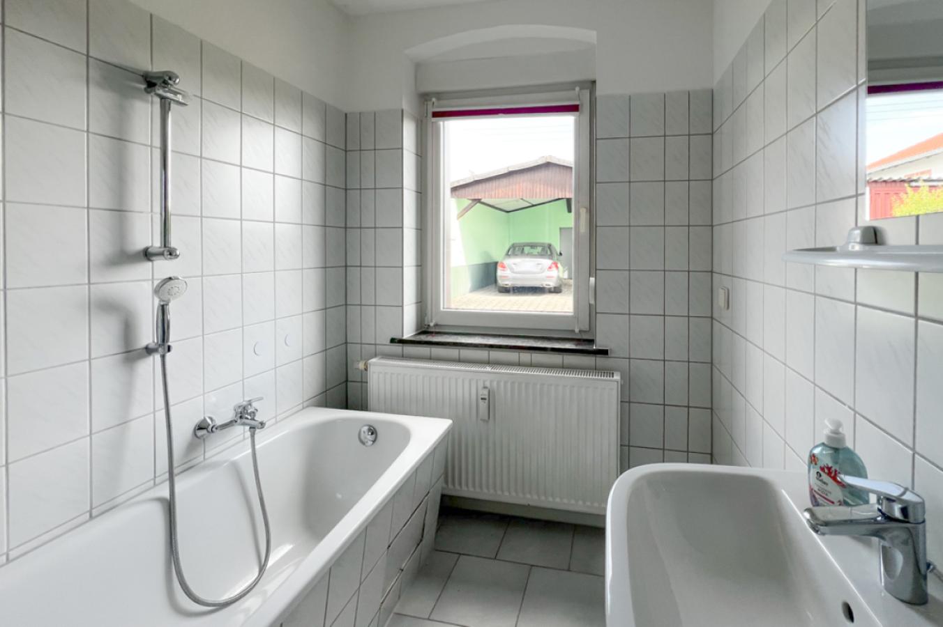 Tageslichtbad mit Wanne im EG