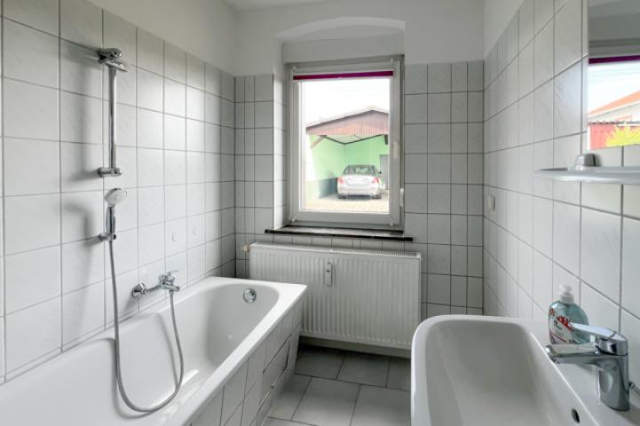 Tageslichtbad mit Wanne im EG
