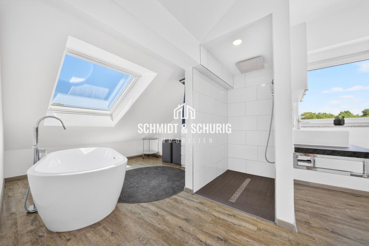 Offener Badbereich mit freistehender Badewanne