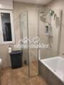 Bad: Dusche und Badewanne