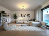 Wohnzimmer (KI-möbliert)