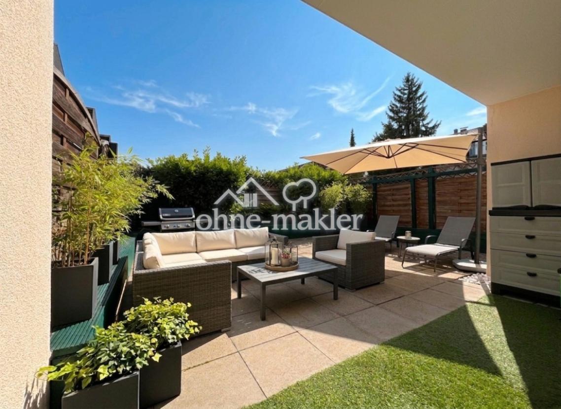 Terrasse (KI-möbliert)